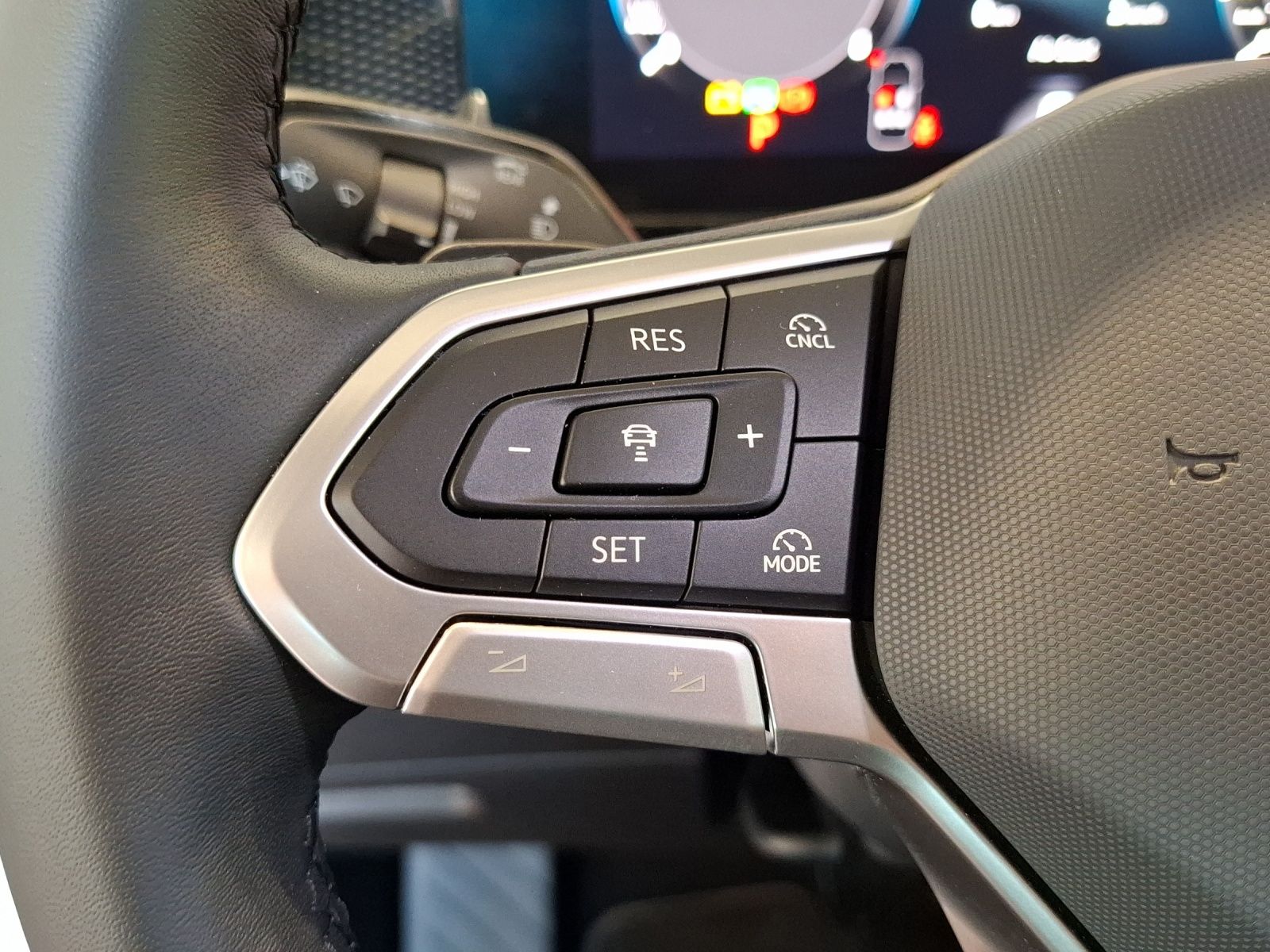 Fahrzeugabbildung Volkswagen Tiguan eTSI Life DSG LED AHK Navi AID ACC RFK SH