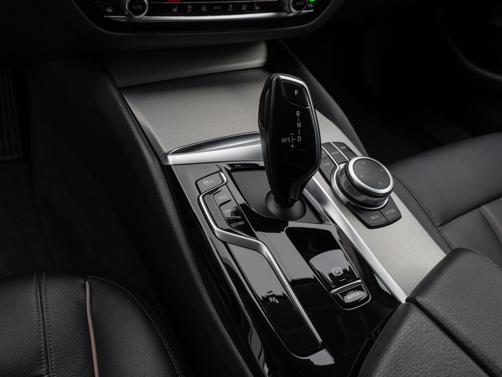 Fahrzeugabbildung BMW 520d xD Kamera HUD DAB H/K Fernlichtassist Alarm