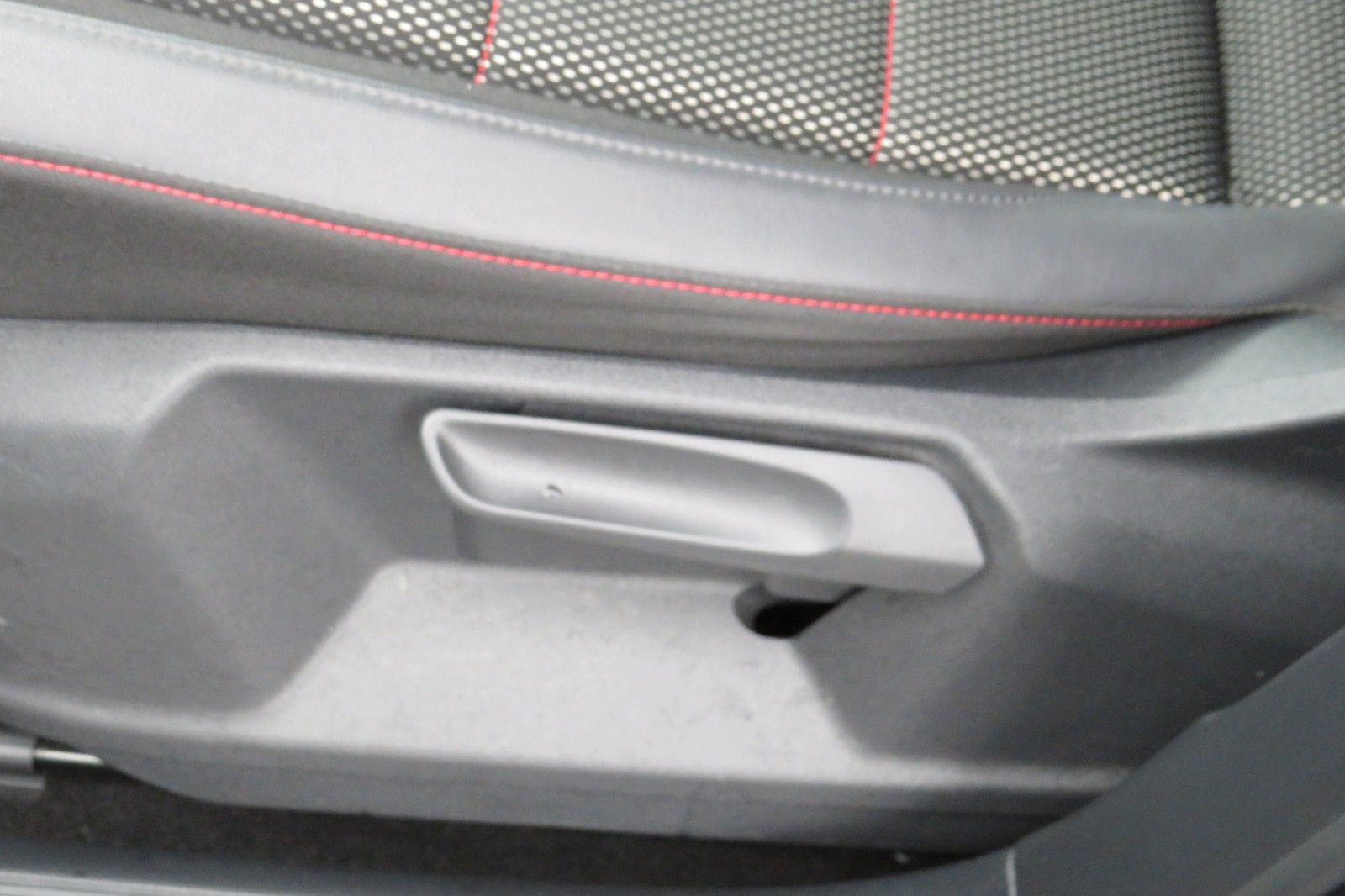 Fahrzeugabbildung Volkswagen T-Roc Sport DSG NAVI 18`SITZH. PDC DIGITAL-COCKP