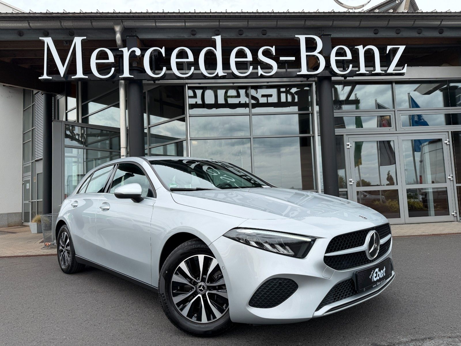 Fahrzeugabbildung Mercedes-Benz A 200 AHK+LED+Carplay+R-Kamera+SHZ+IHC