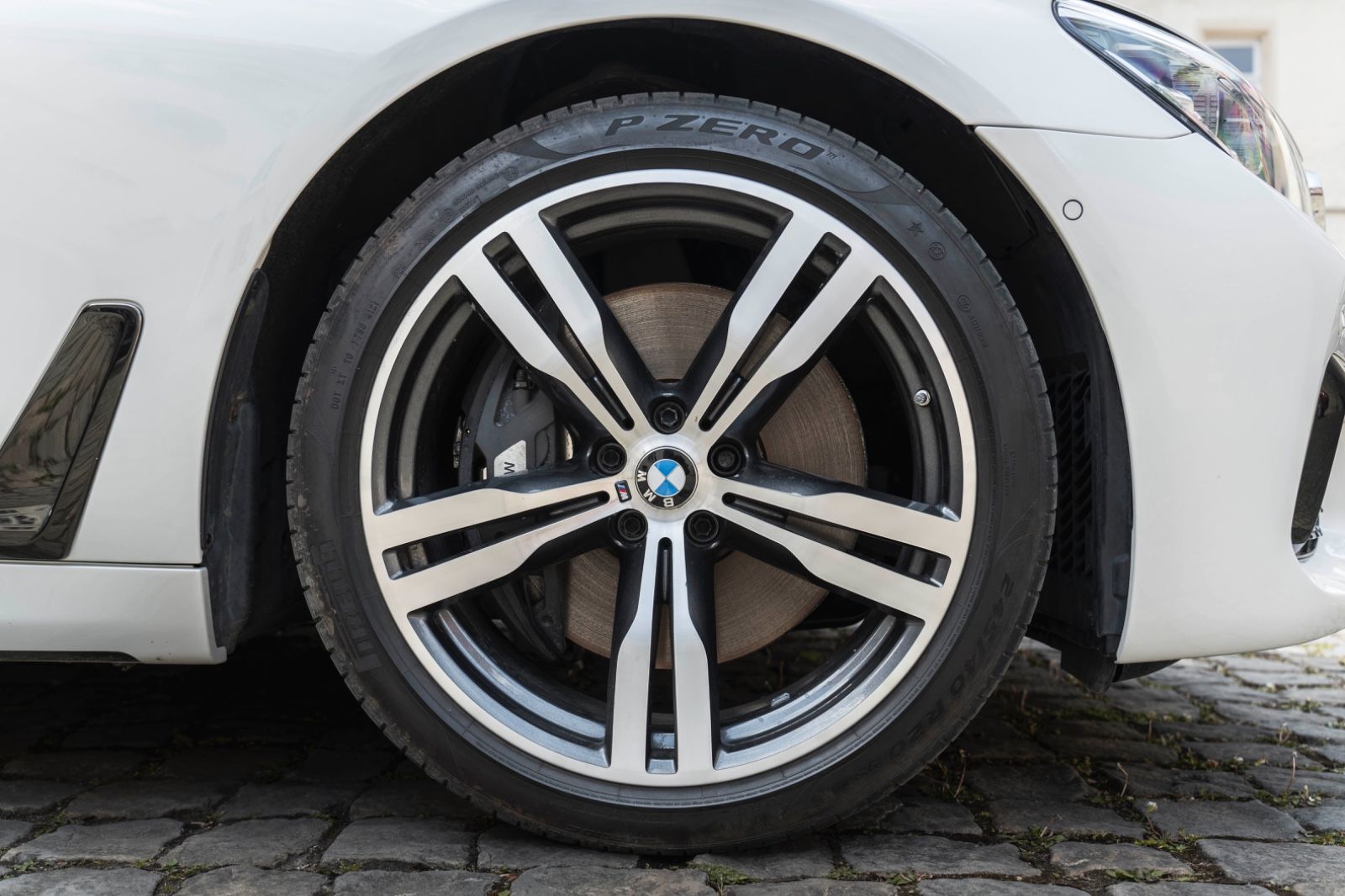 Fahrzeugabbildung BMW 750Li xDrive M SKY LUX LOUNGE HUD H&K TV ACC 360