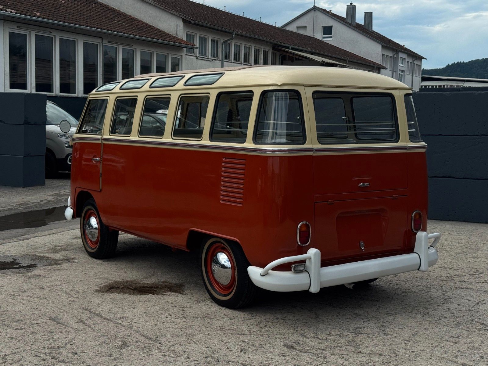Fahrzeugabbildung Volkswagen T1 Samba 9-Sitzer Faltdach mit Panoramafenstern