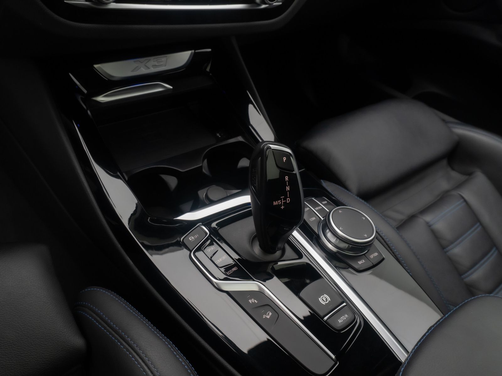 Fahrzeugabbildung BMW X3 xD30d M Sport DAB HUD Panorama AHK TV 20Zoll