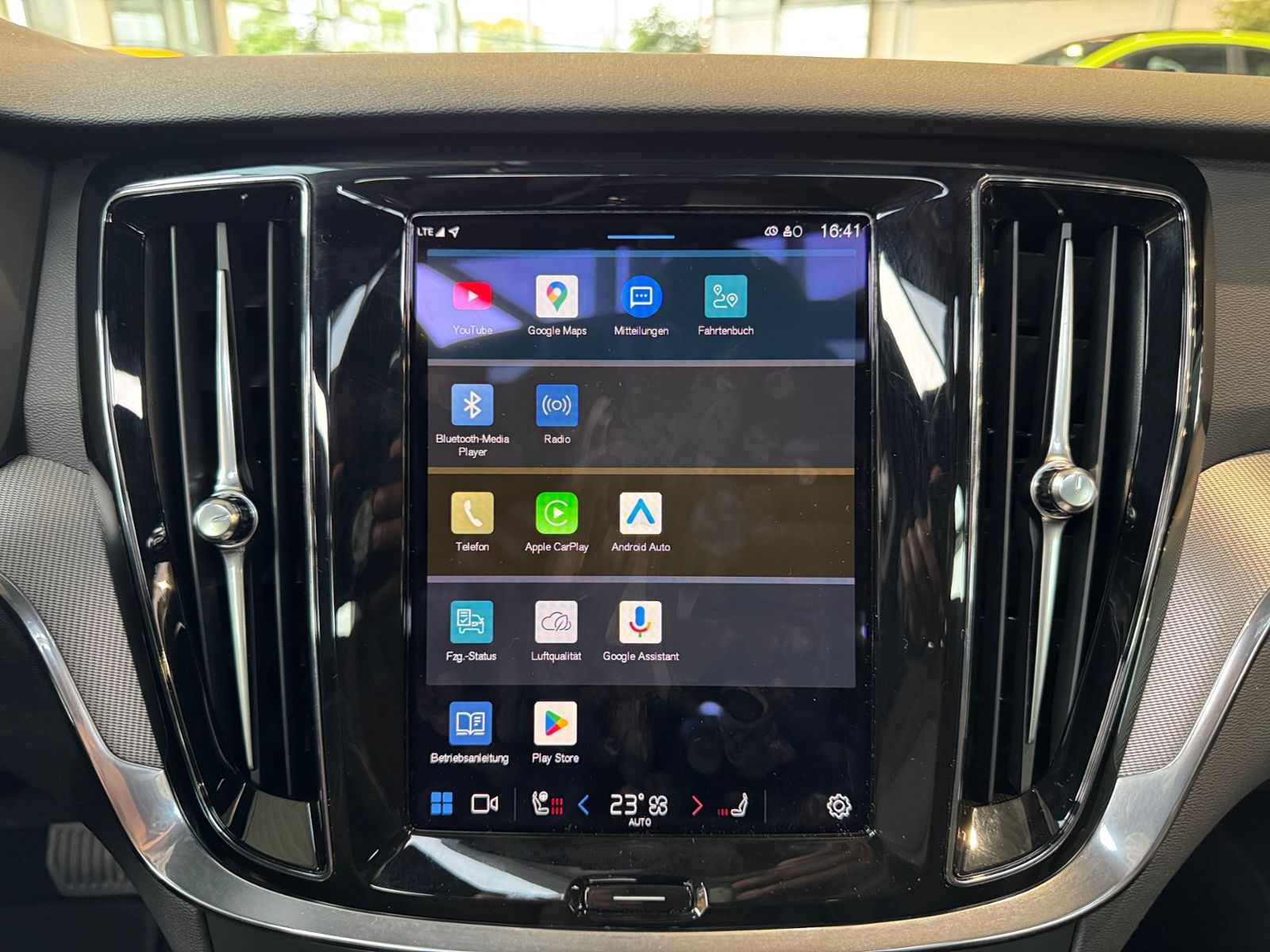 Fahrzeugabbildung Volvo S60 Lim. Plus Dark PANO 360° H/K LED