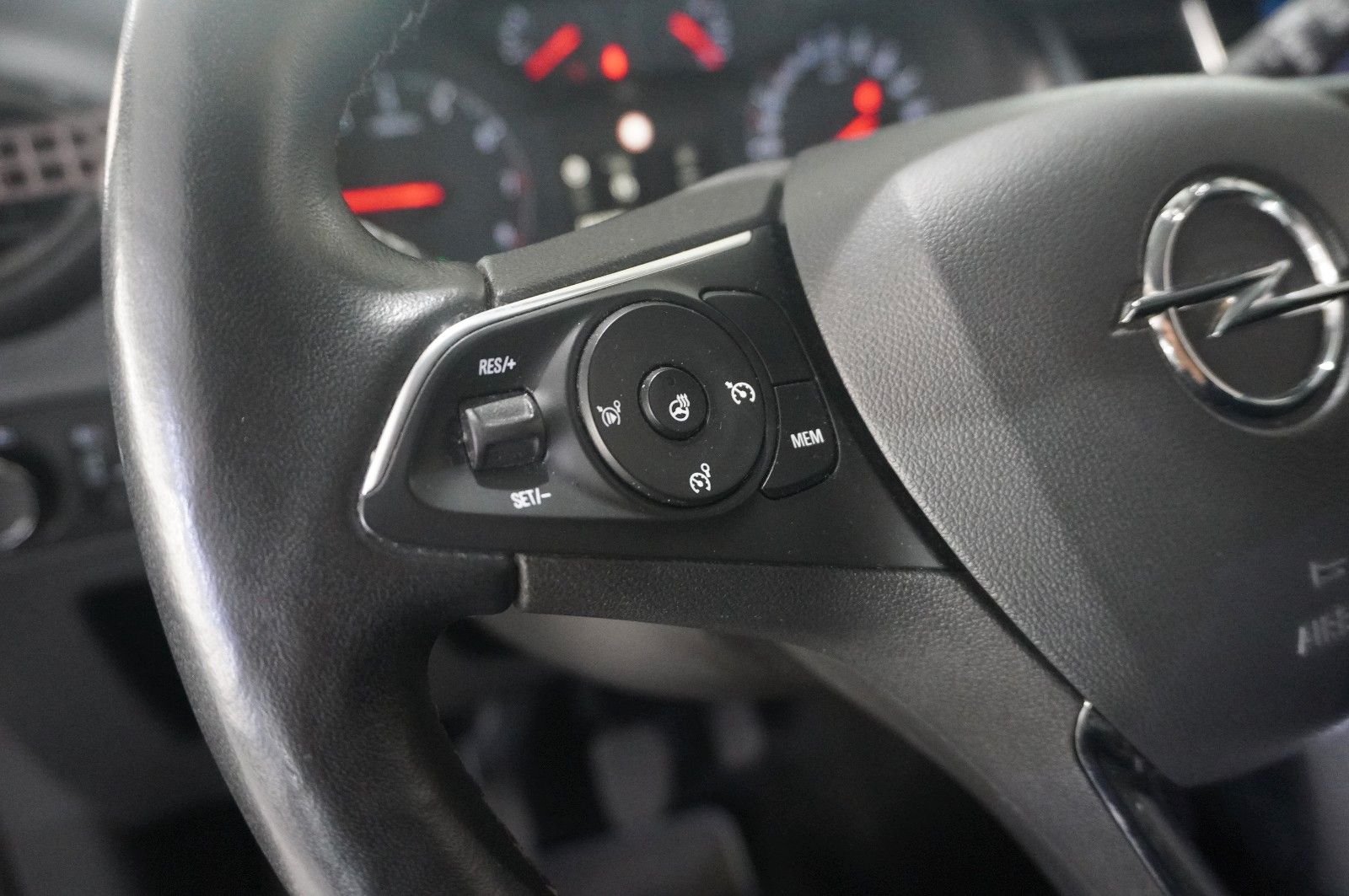 Fahrzeugabbildung Opel Crossland X 1.2 NAVI/LED/SHZ/LHZ/ALU/TEMPOMAT