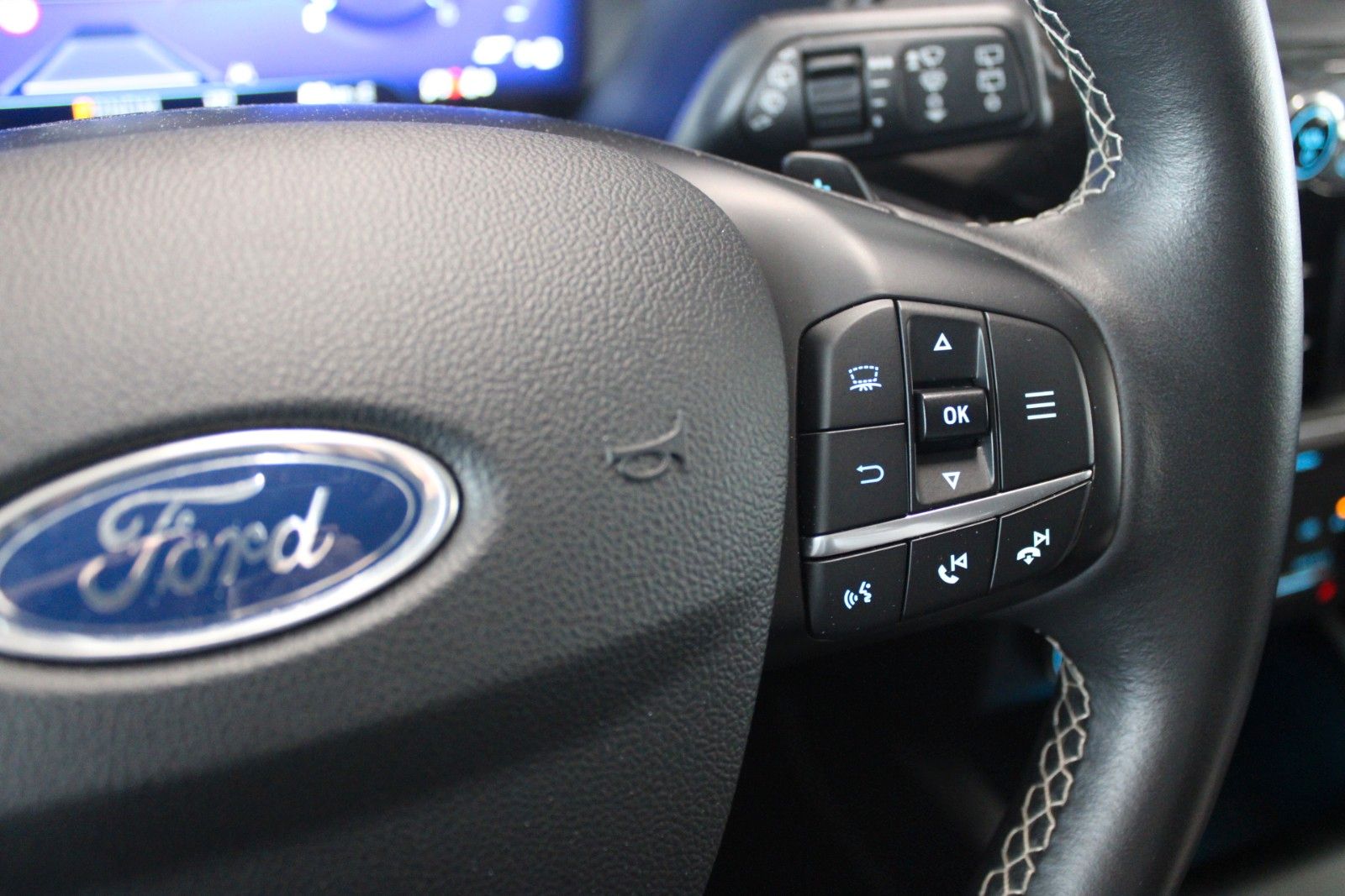 Fahrzeugabbildung Ford Kuga Vignale Aut. AWD LED AHK HUD 2xCAM B&O uvm.