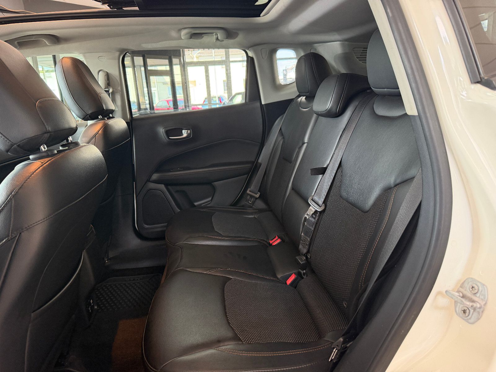 Fahrzeugabbildung Jeep Compass Limited 4WD /PANO/SHZ/L-HEIZ/PDC