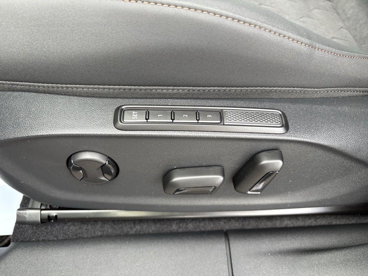 Fahrzeugabbildung CUPRA Terramar 1.5 eTSI DSG