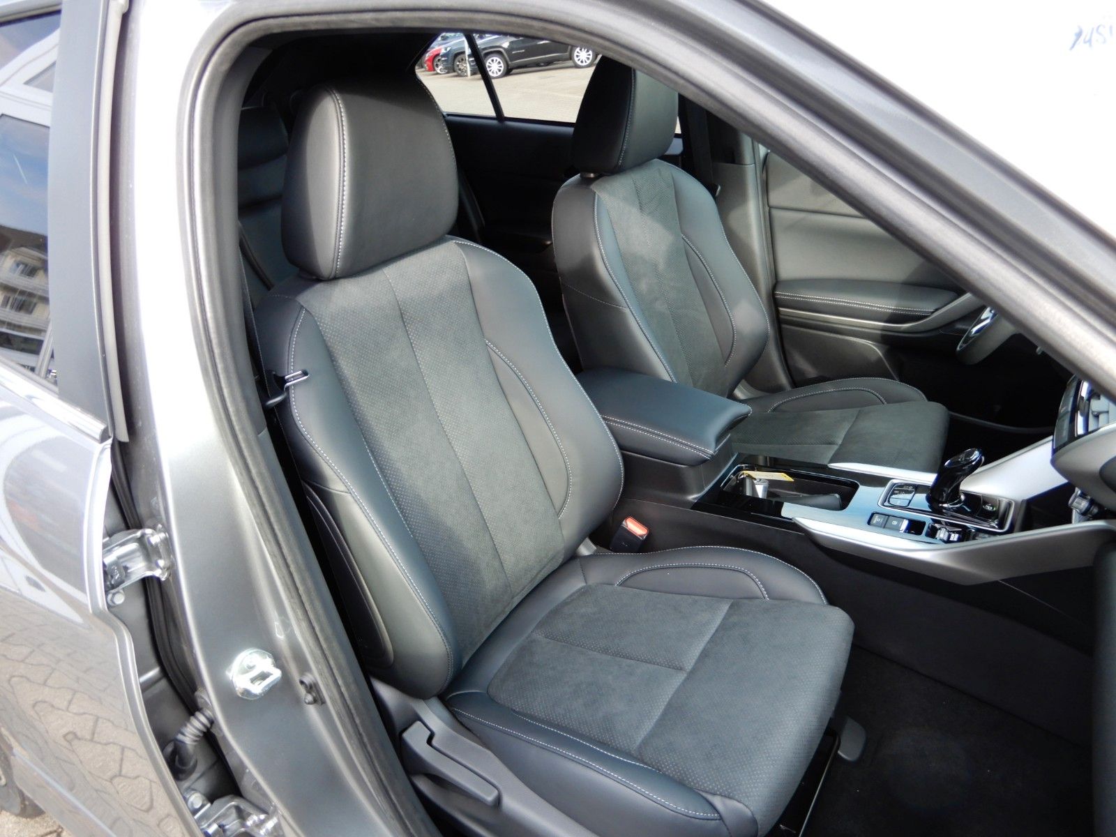Fahrzeugabbildung Mitsubishi Eclipse Cross 2.4 PHEV SELECT 4WD Navi LED