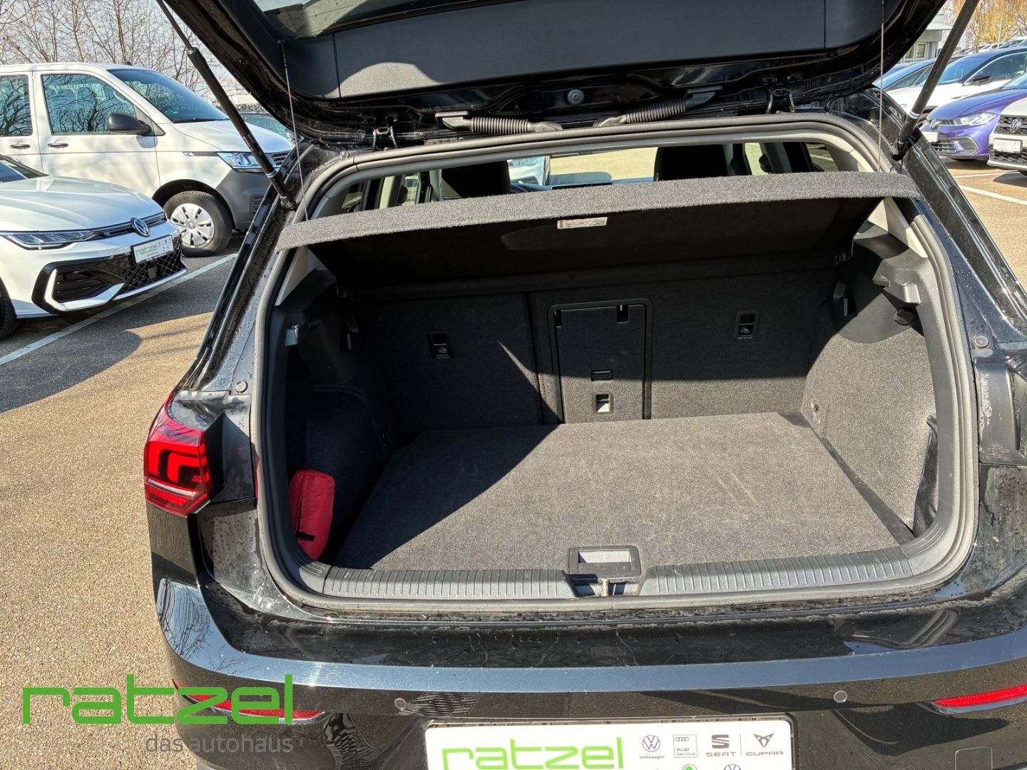 Fahrzeugabbildung Volkswagen Golf 1.5 Life TSI LED ACC App Connect Lane Assis