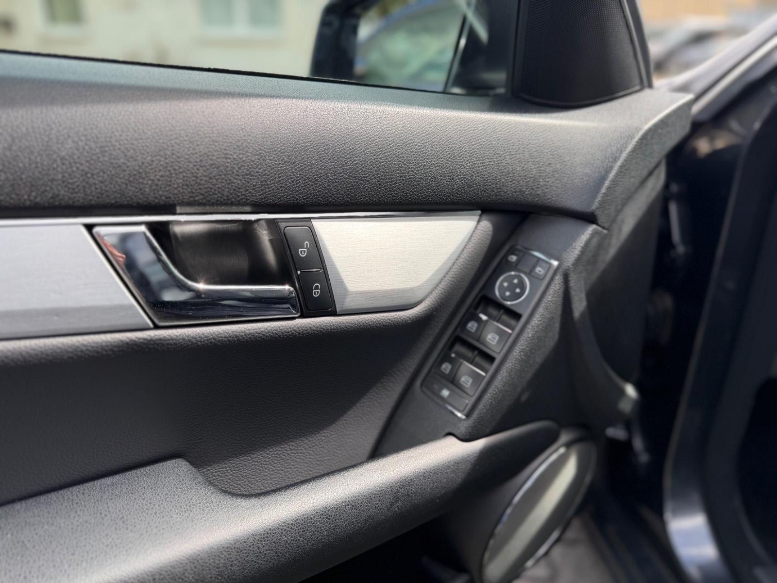 Mercedes-Benz C200 2010 — photo 17