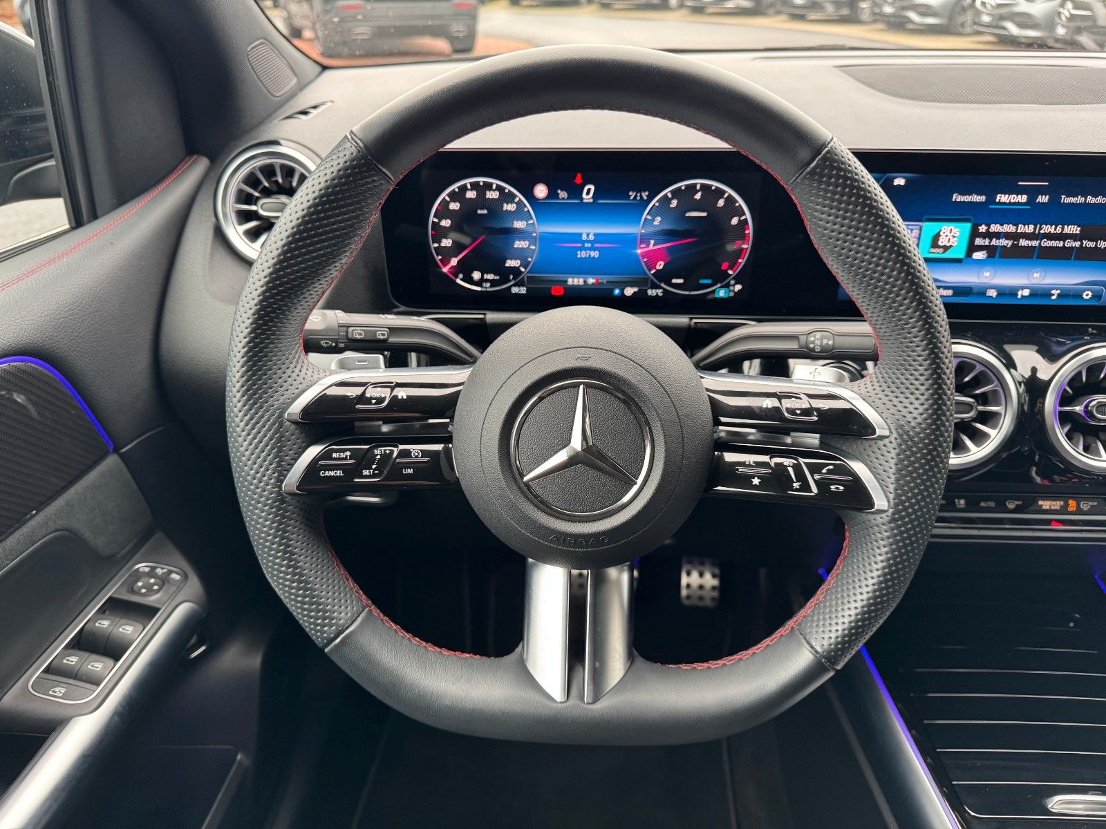 Fahrzeugabbildung Mercedes-Benz B 200 AMG+AHK+Ambiente+RFK+MBUX+Night