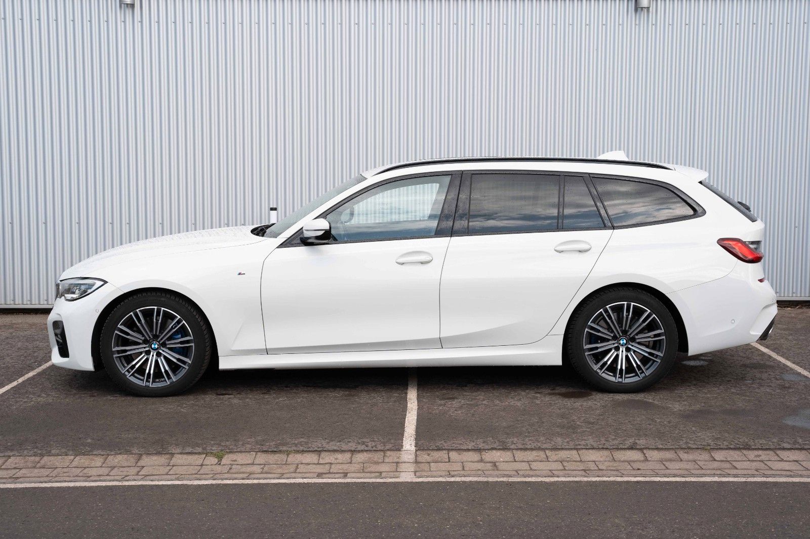 Fahrzeugabbildung BMW 320D XDRIVE M SPORT SHADOW LEDER HUD KAM ALLWETT
