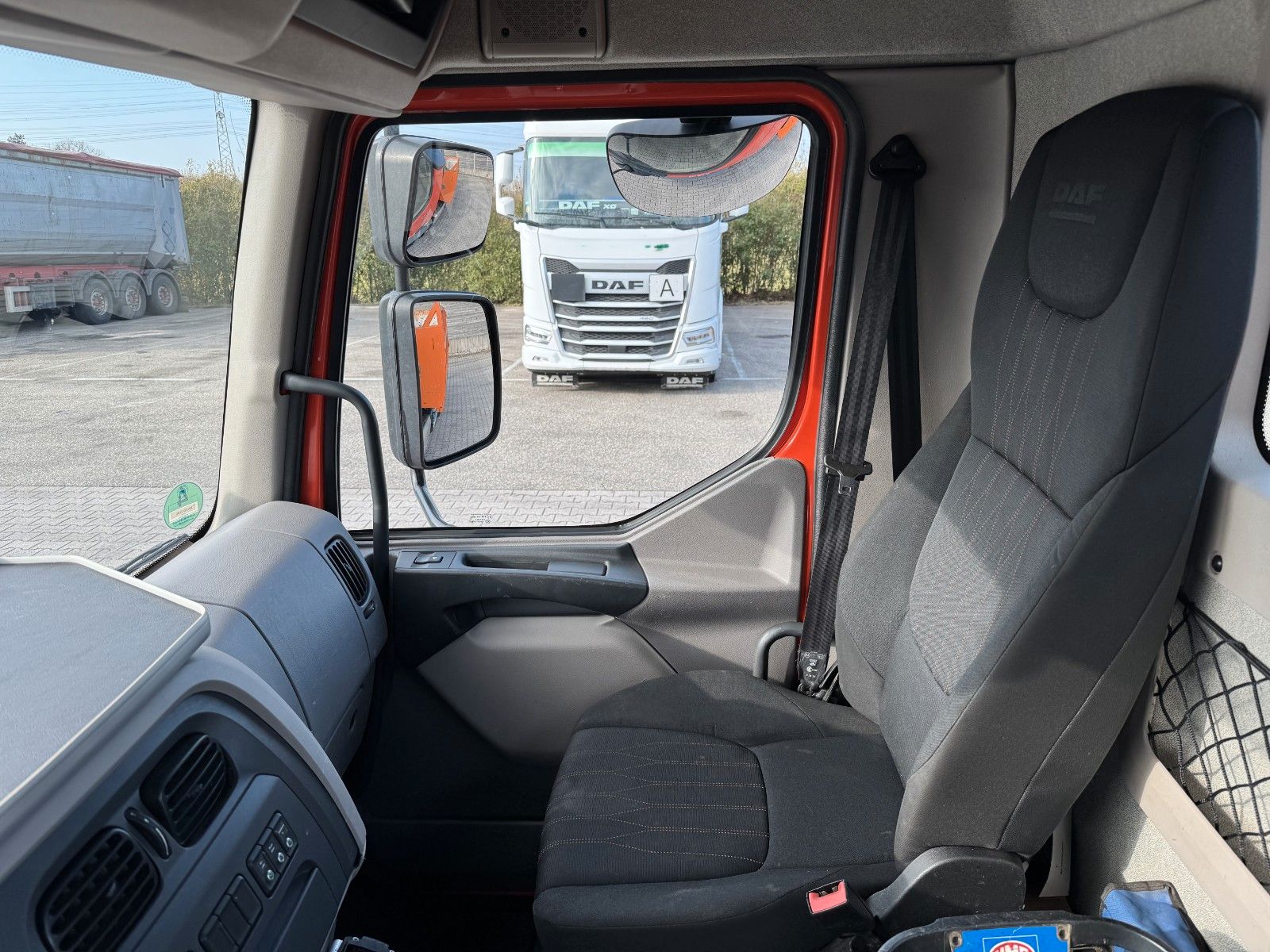 Fahrzeugabbildung DAF FA LF 180 8t Abrollkipper mit Ladekran