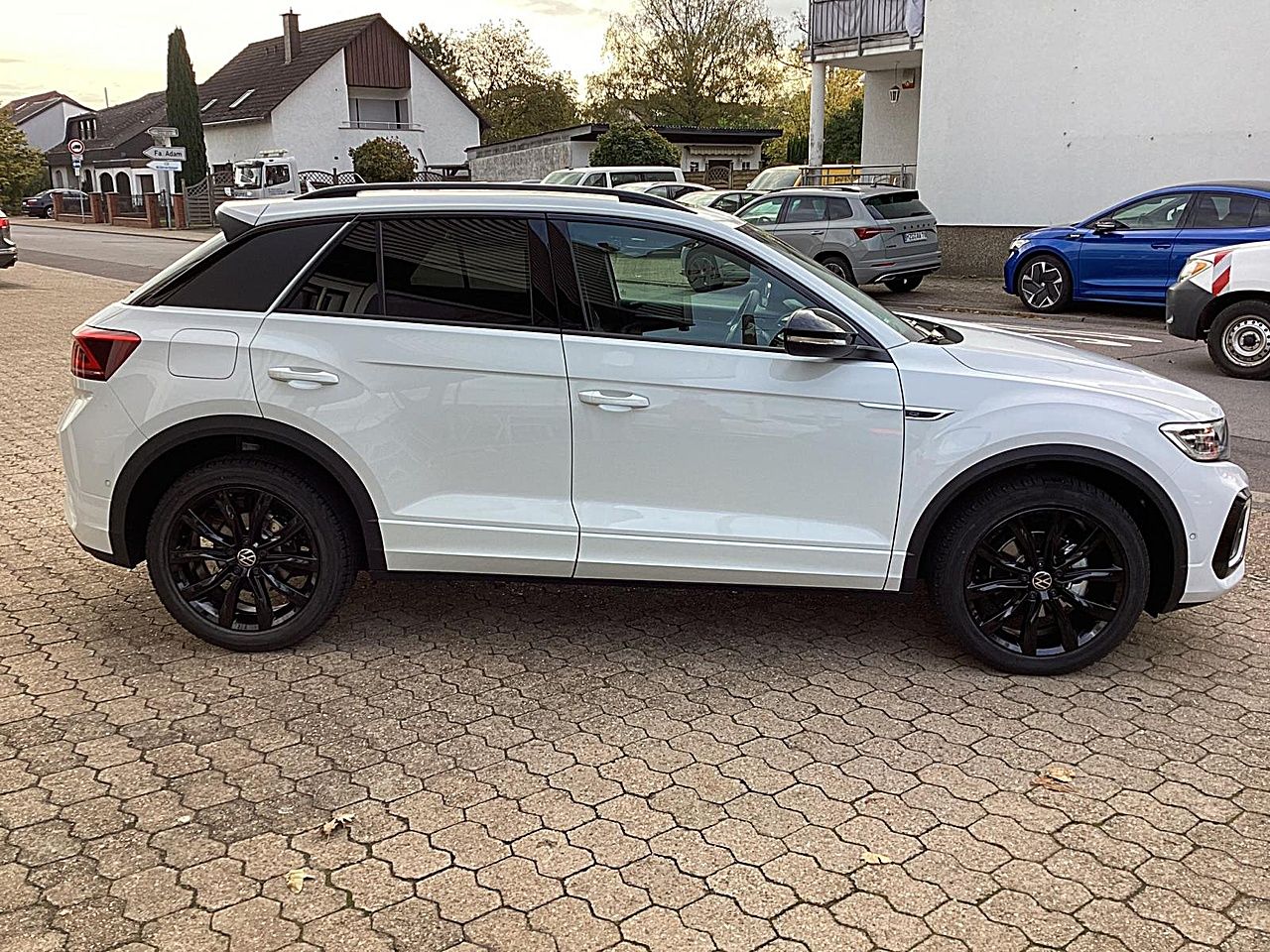 Fahrzeugabbildung Volkswagen T-Roc R-Line 1.5 TSI DSG ACC Matrix Pano