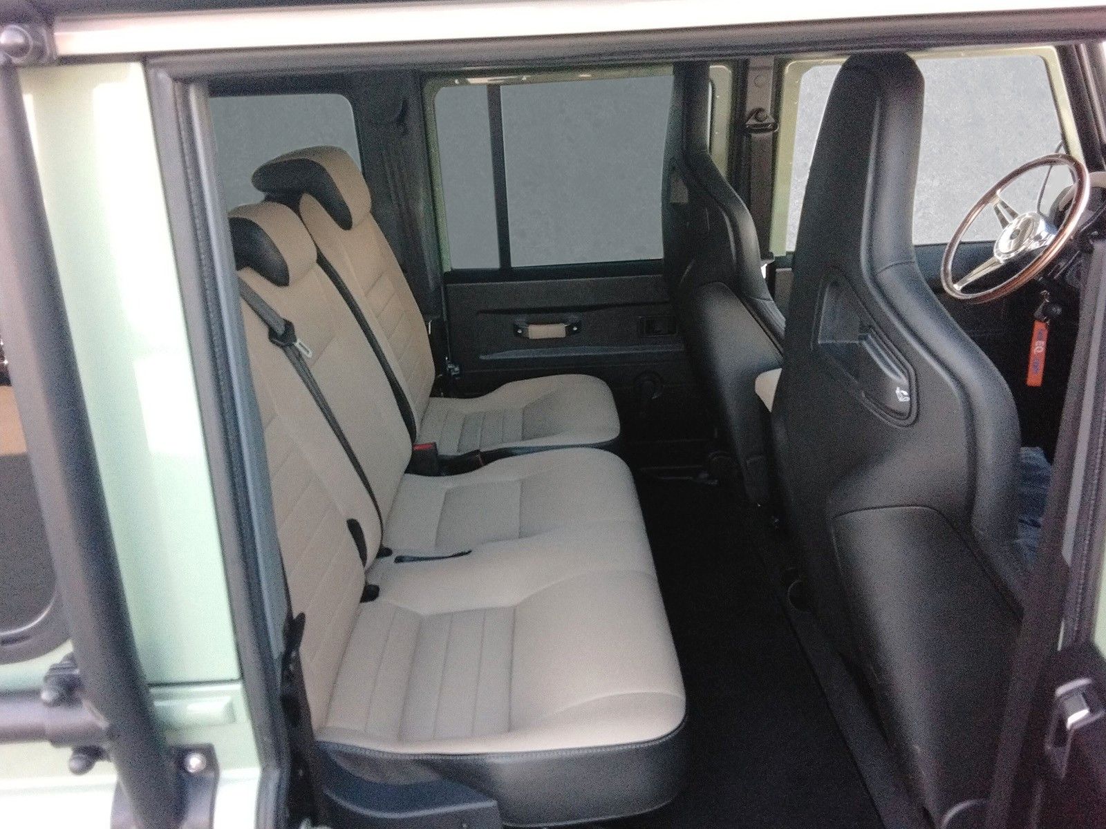 Fahrzeugabbildung Land Rover Defender 110 Heritage Station Wagon