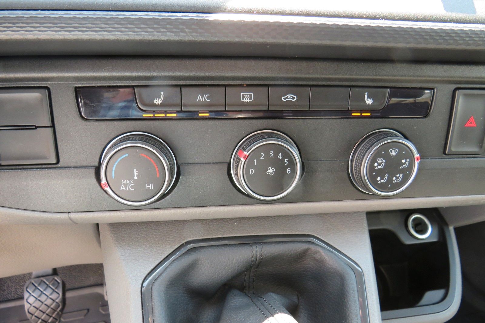 Fahrzeugabbildung Volkswagen T6.1 Kombi TDI 9SITZE GRA PDC APP-CONNECT SITZH.