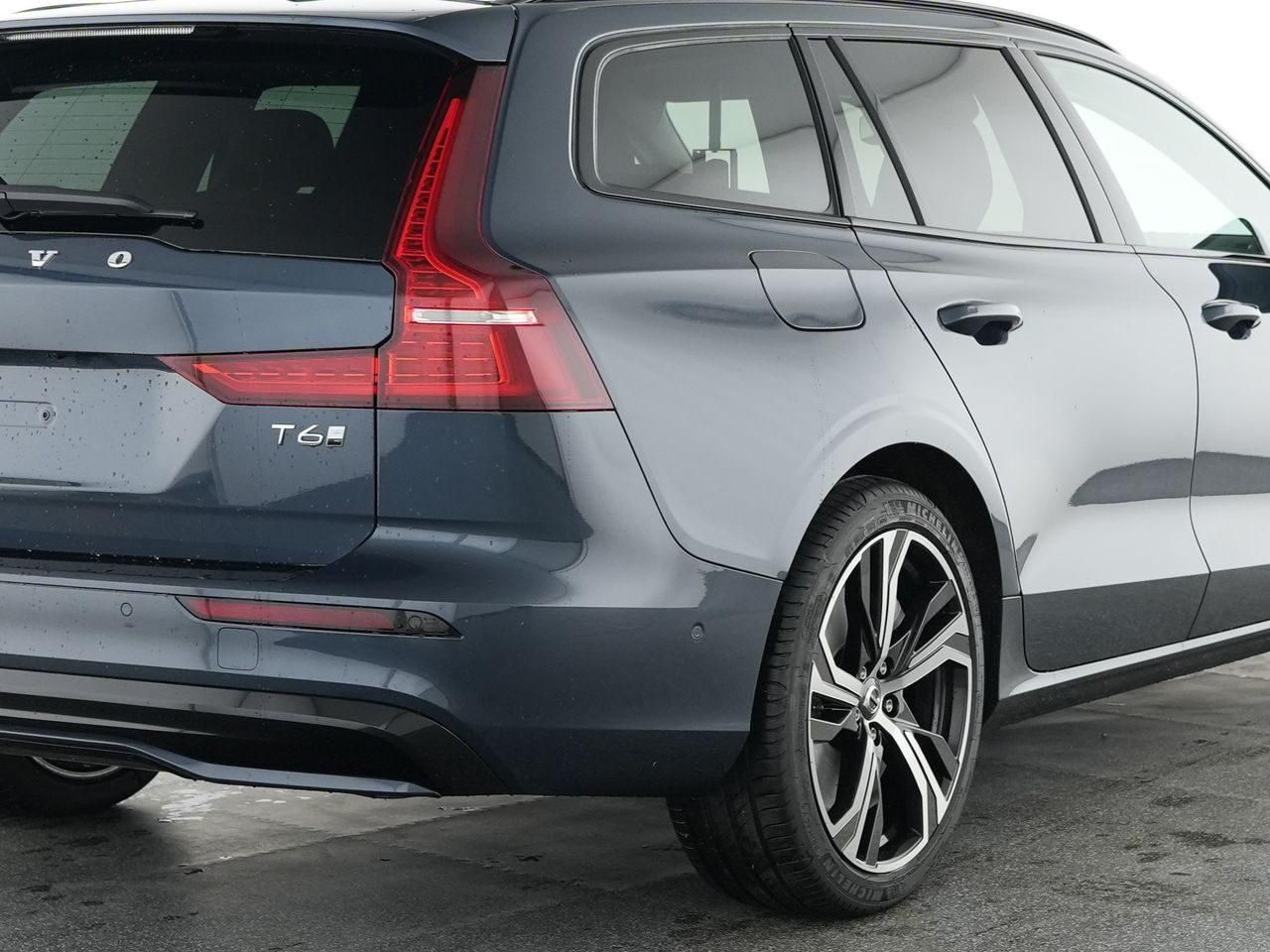 Fahrzeugabbildung Volvo V60 Kombi Plus Dark Recharge Plug-In Hybrid AWD