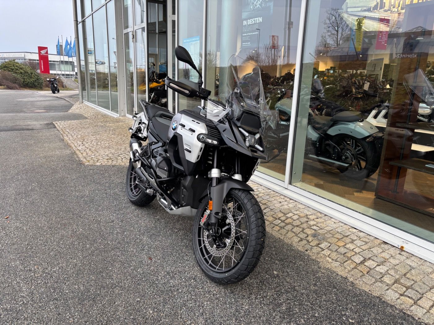 Fahrzeugabbildung BMW R 1300 GS Adventure Triple Black