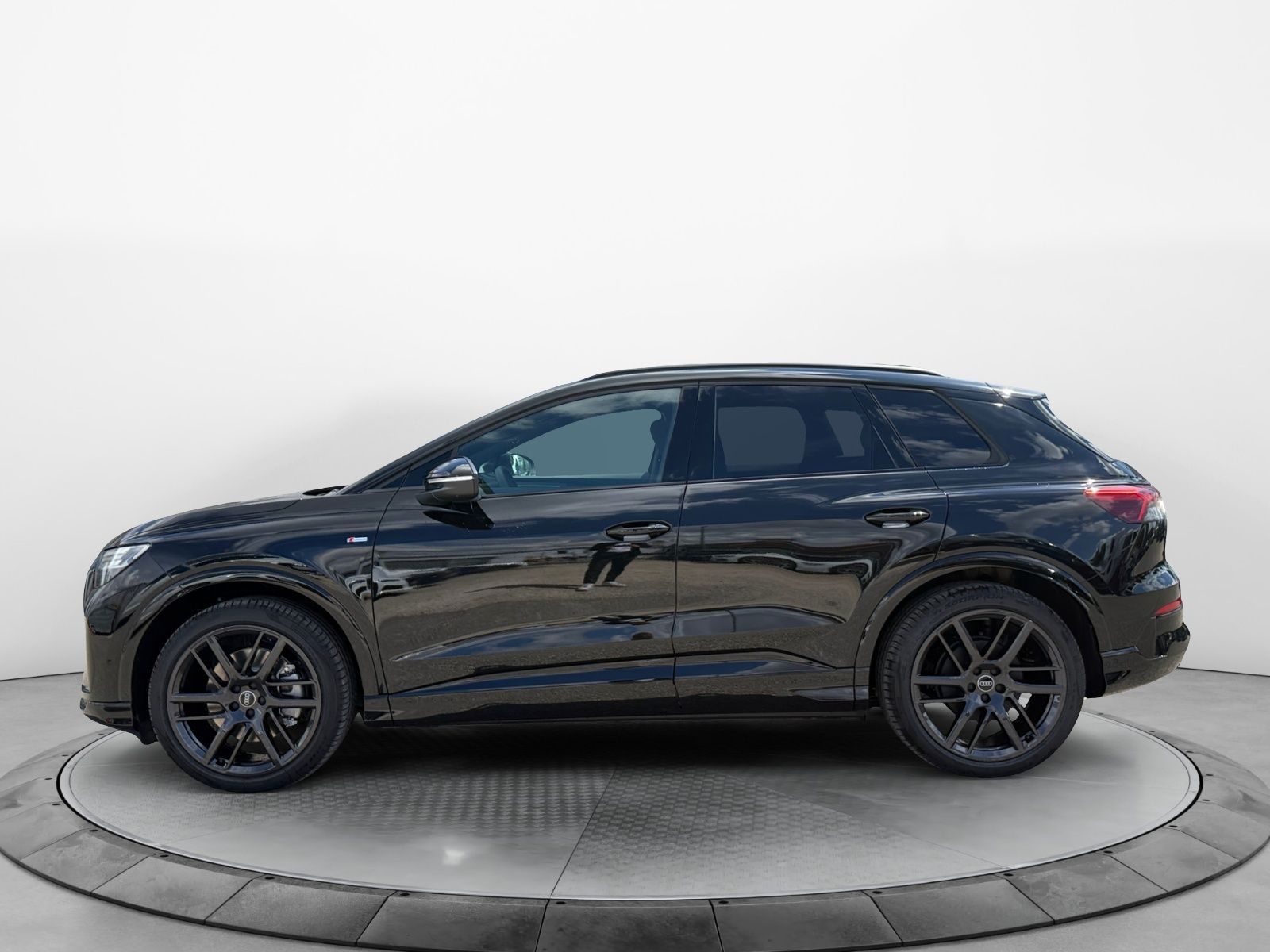 Audi Q4 SUV e-tron quattro 220 kW imagem 2