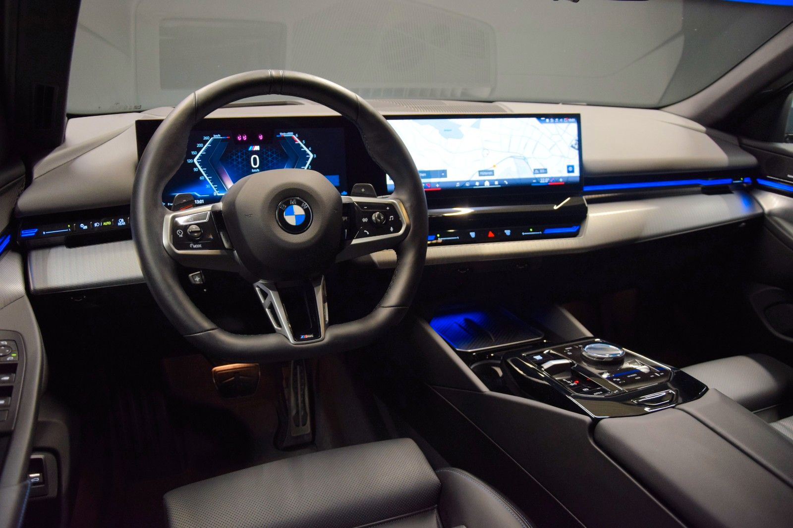 Fahrzeugabbildung BMW 520d xDrive Tour M Sport Pro Iconic Glow Stndhzg