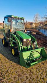 John Deere 1026R mit Kabine und Frontlader - John Deere Schlepper