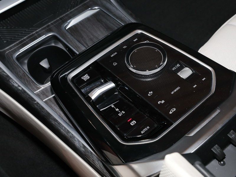 BMW 740d xDrive Design Pure Excellence DrivAssProf 3 foto 8