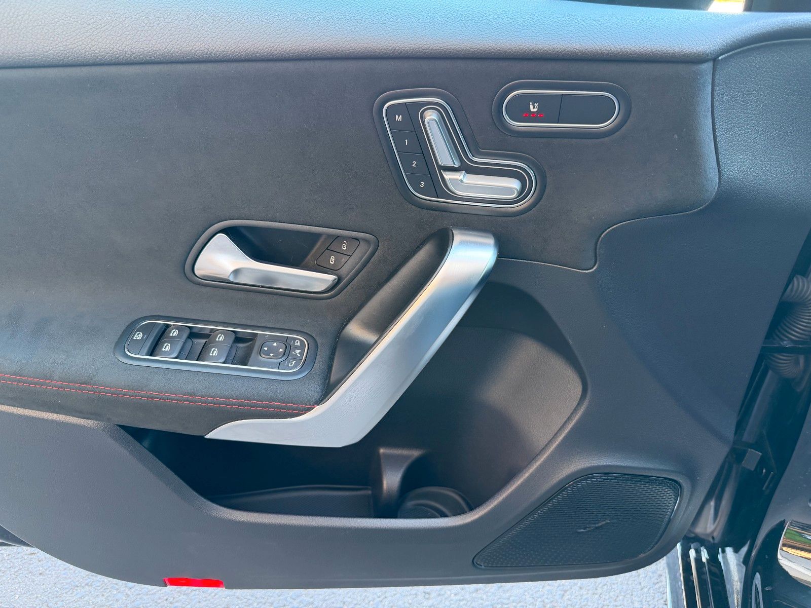 Fahrzeugabbildung Mercedes-Benz A 35 AMG 4Matic+Aero+StandH+360+MultiB+Memory