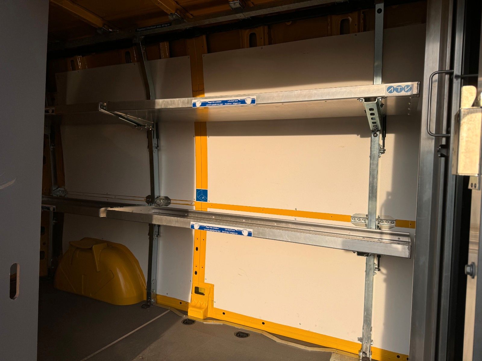 Fahrzeugabbildung Mercedes-Benz eSprinter 312 DHL Regal KEP-Ausbau