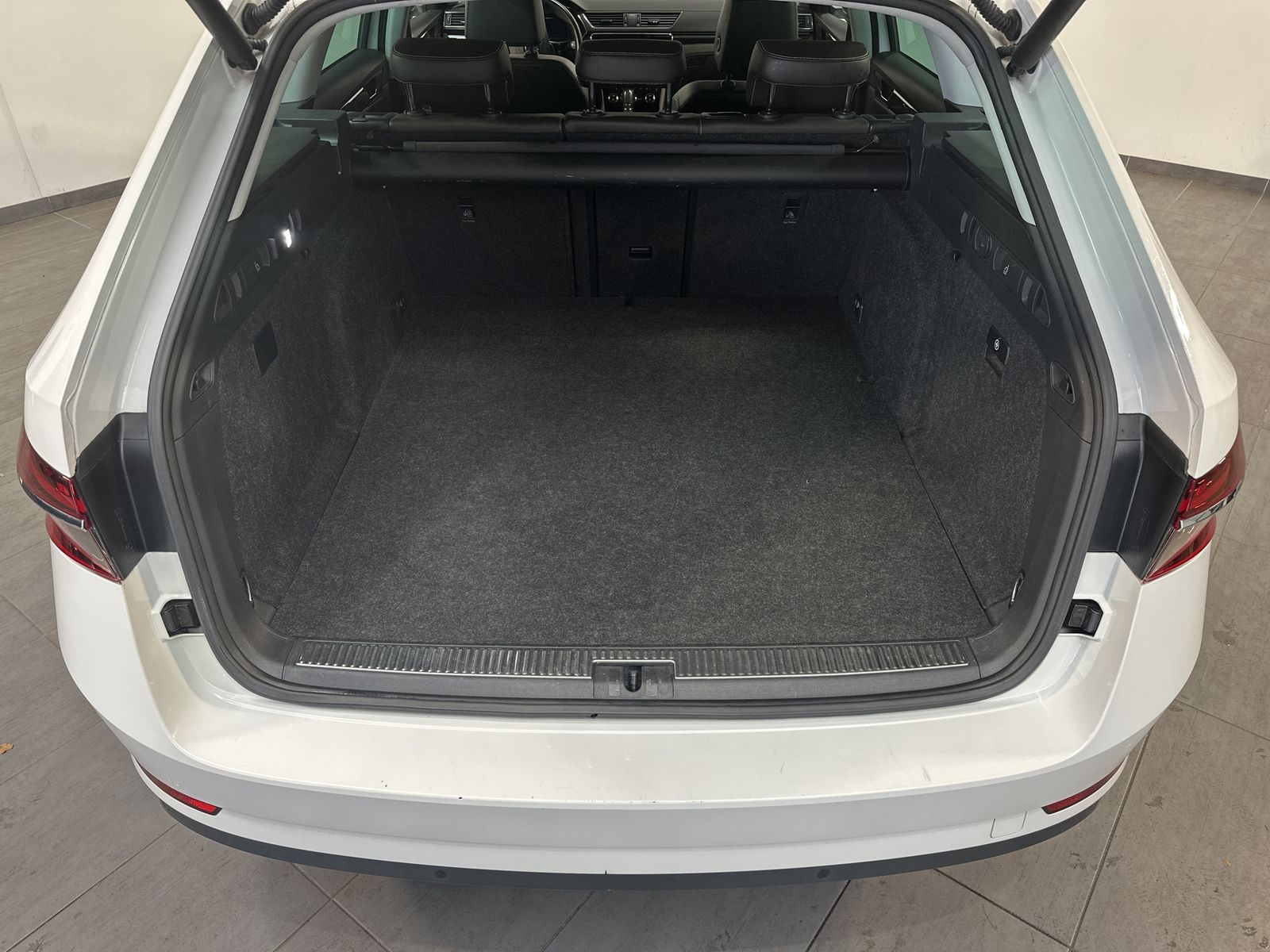 Fahrzeugabbildung SKODA Superb Combi 1.4 TSI iV L&K NAV+LED+KAMERA+VCOCK