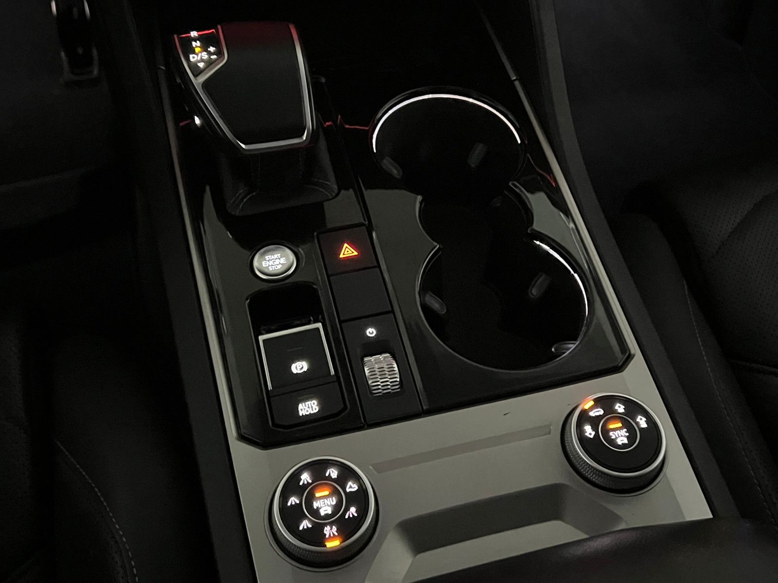 Fahrzeugabbildung Volkswagen Touareg R-LINE 4Motion/MASSAGE/ACC/AHK/INNOVIS.