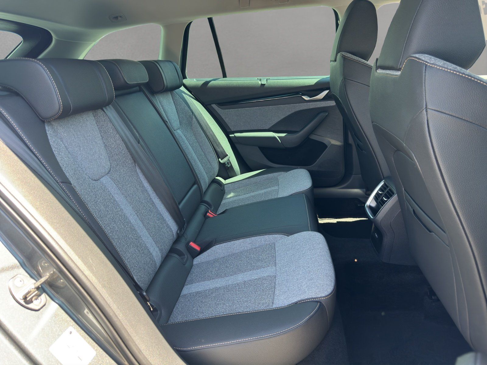 Fahrzeugabbildung SKODA Octavia 2.0 TDI DSG Selection/ACC/HUD/360°CAM/