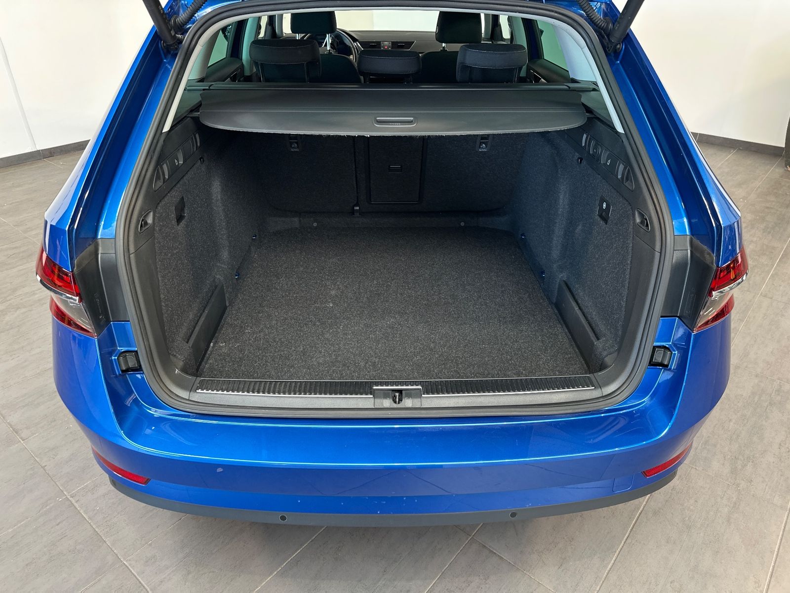Fahrzeugabbildung SKODA Superb Combi 2.0 TDI DSG Style NAV+LED