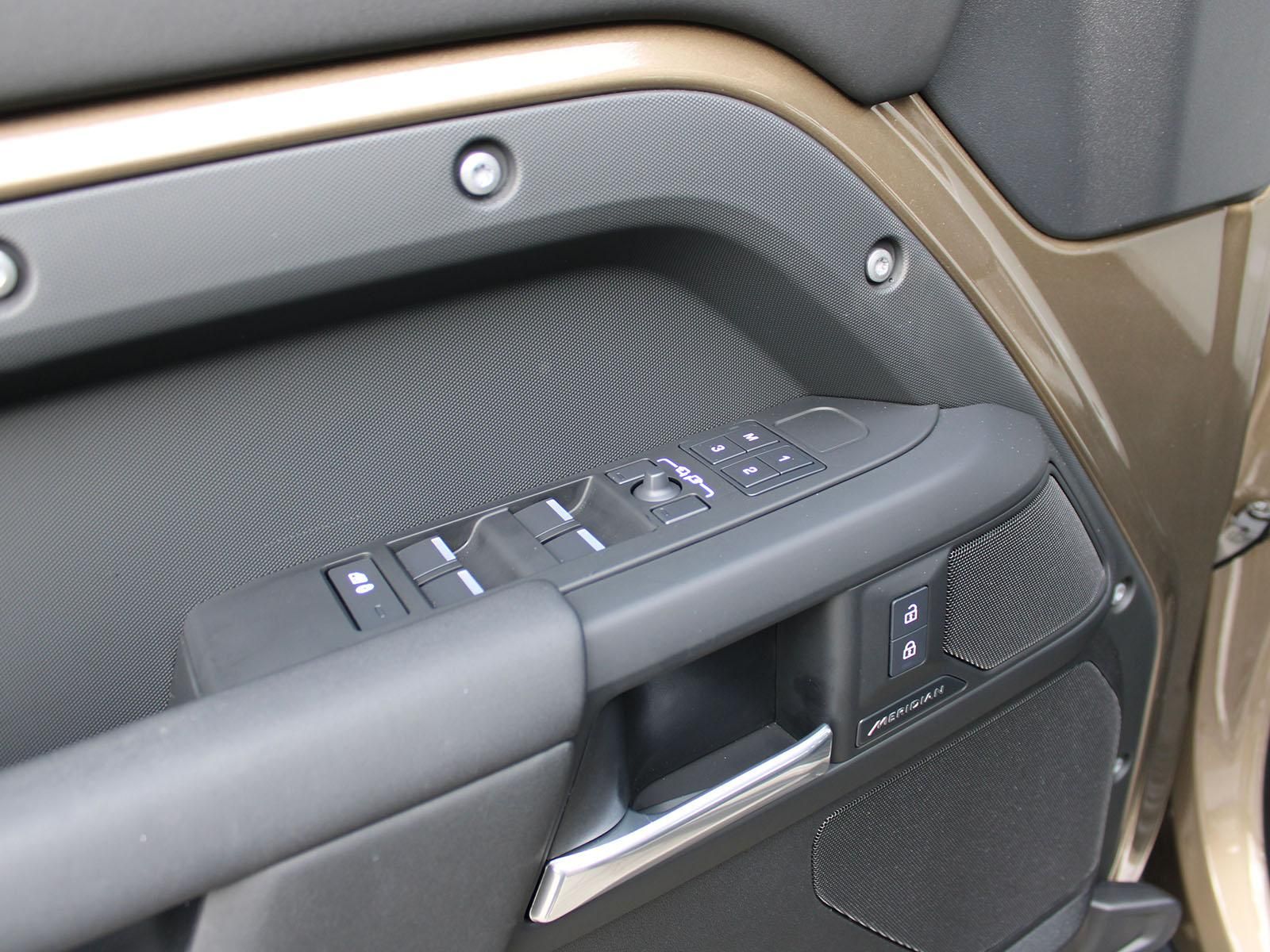 Fahrzeugabbildung Land Rover Defender 110 D250 X-Dynamic SE