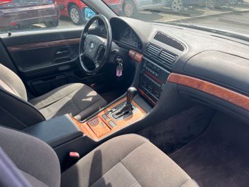 BMW 728 - 12