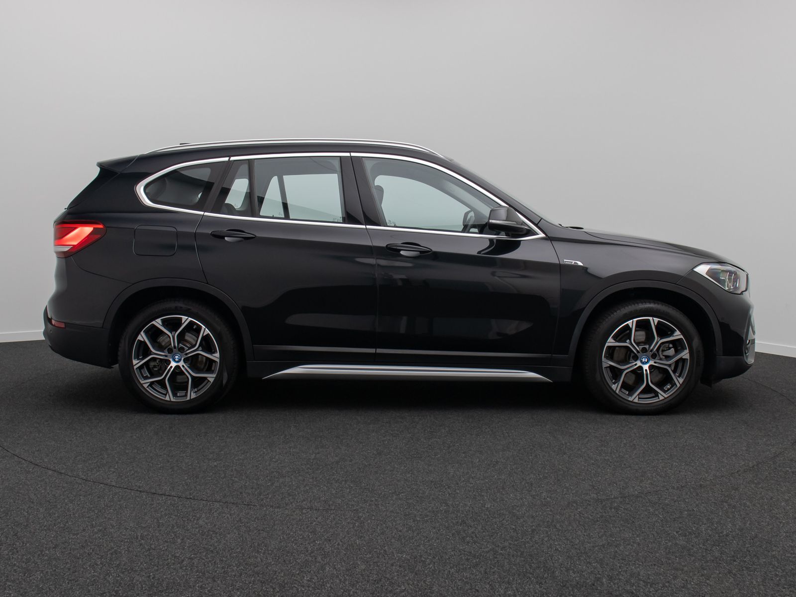 Fahrzeugabbildung BMW X1 xD25e xLine HUD DAB Parkassist Komfort Alarm