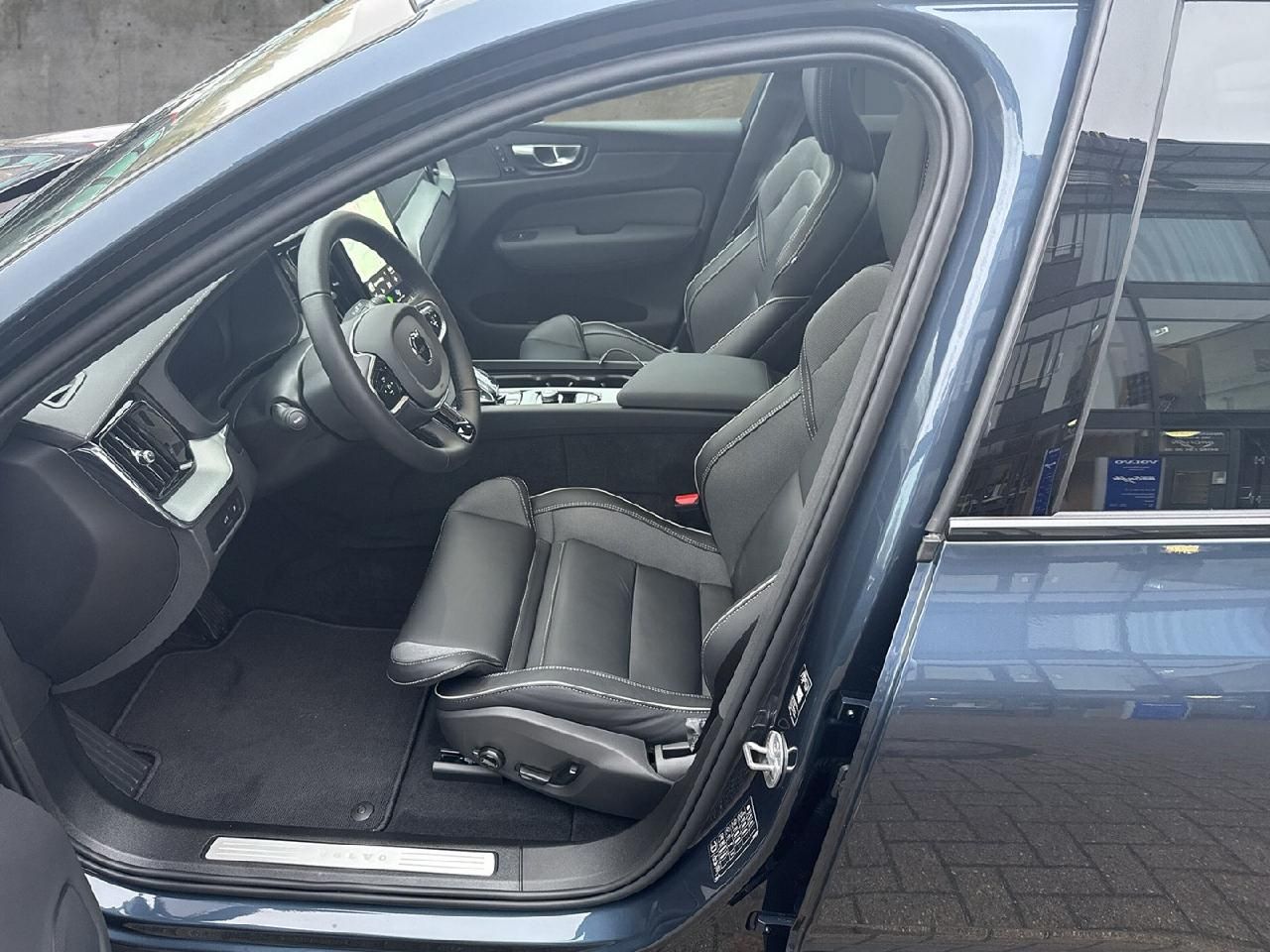 Fahrzeugabbildung Volvo XC60 T6 AWD Ultra Black Edition Plug-In Hybrid