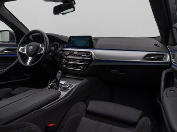 Fahrzeugabbildung BMW 520d xDr Tour HUD DAB Komfortzugang HI-FI