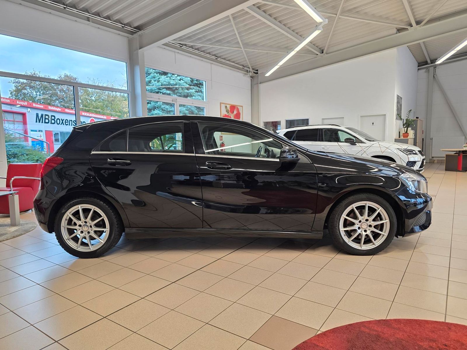 Fahrzeugabbildung Mercedes-Benz A180 Automatik /BiXenon/Navi/Teilleder/Park-As.