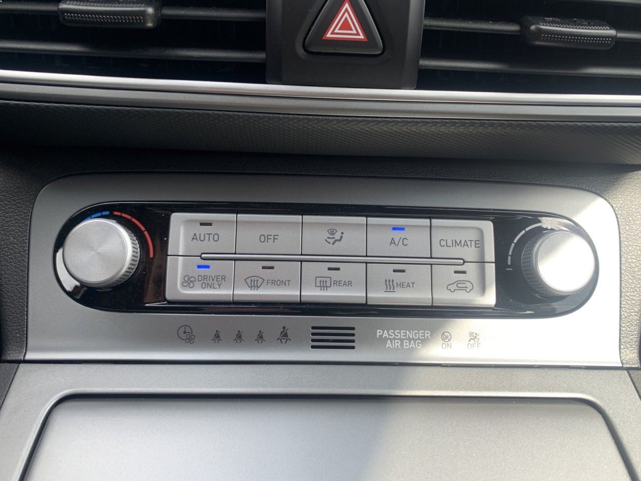 Fahrzeugabbildung Hyundai Kona Premium Elektro+NAVI+LED+RÜ-KAMERA+HEAD-UP+