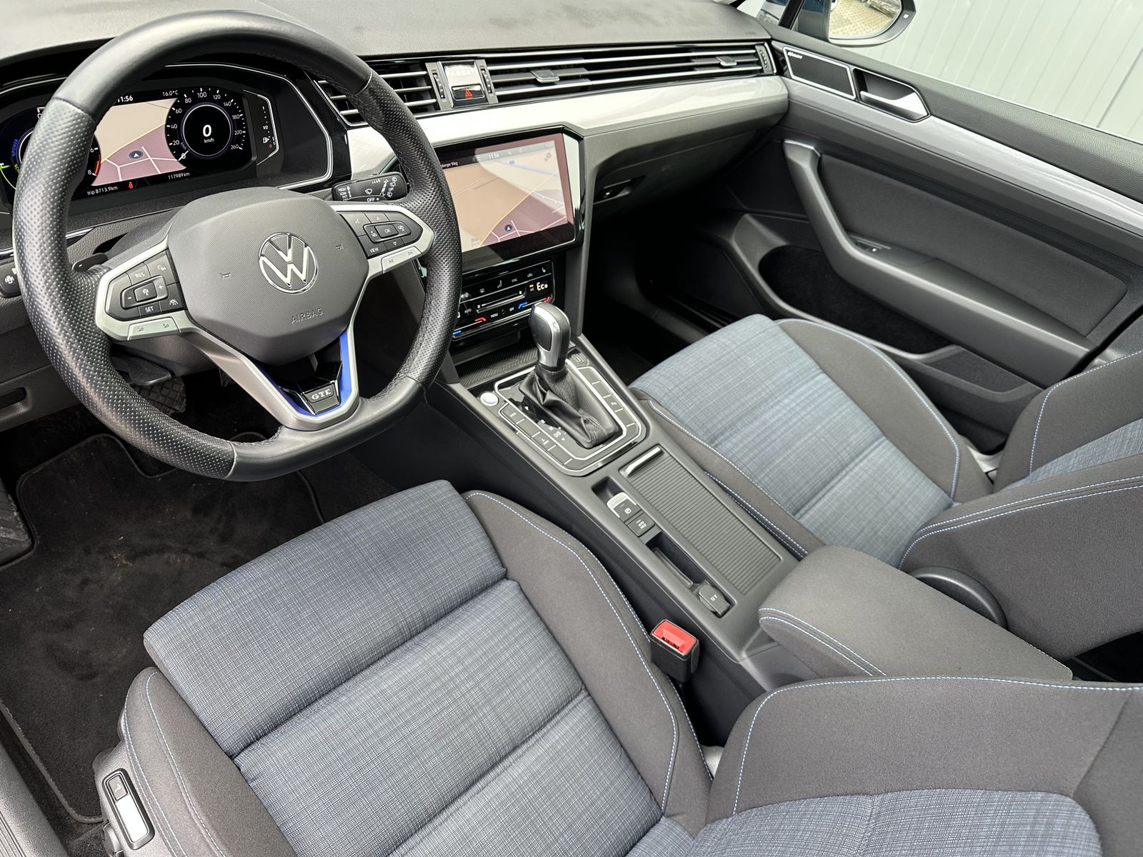 Fahrzeugabbildung Volkswagen Passat Variant 1.4 TSI DSG GTE NAV+LED+AHK+PANO