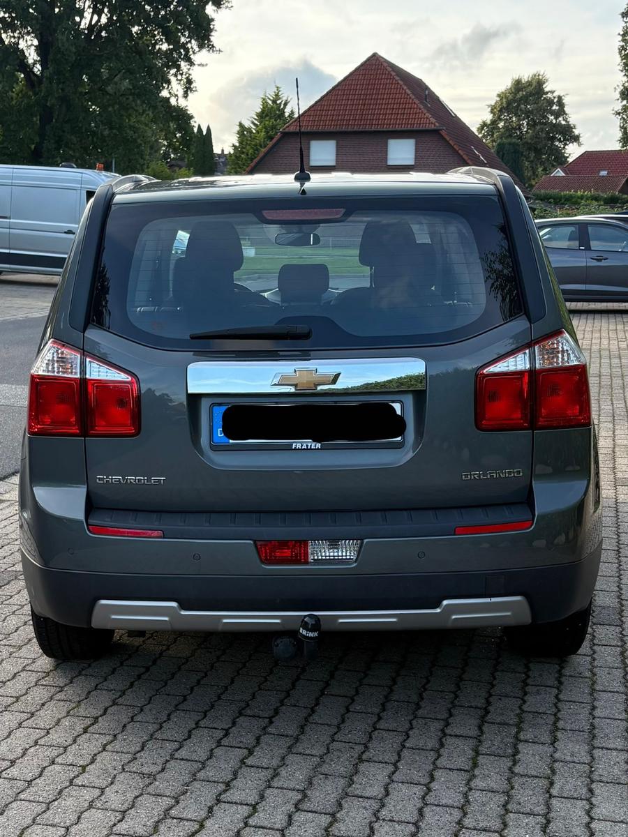 Chevrolet Orlando 2011 — interior