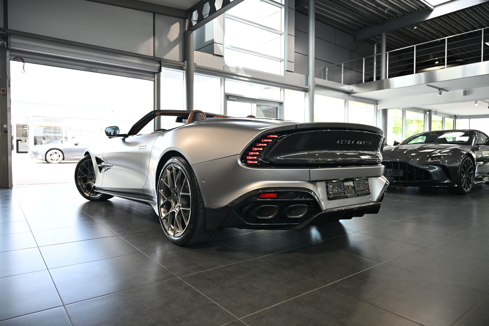 Aston Martin Vanquish Volante Q Satin/Full Carbon/UPE547.000€ imagem 2