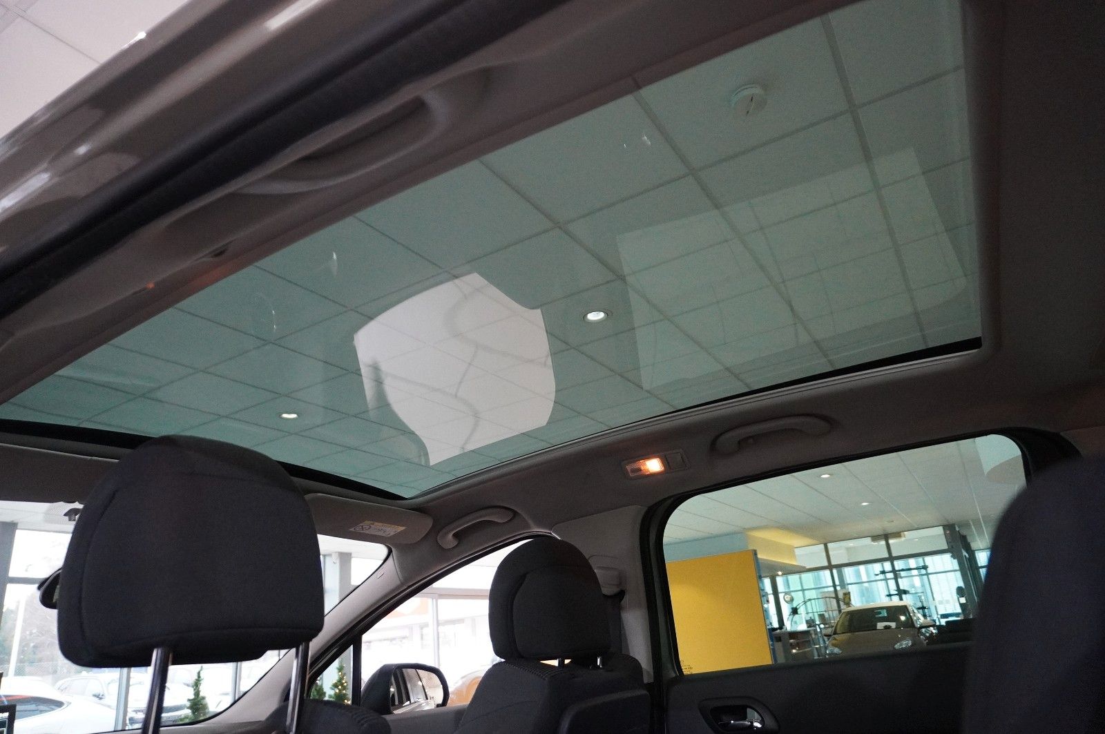 Fahrzeugabbildung Peugeot 5008 1.2T STYLE NAVI/LED/KAMERA/SHZ/PANO./AHK