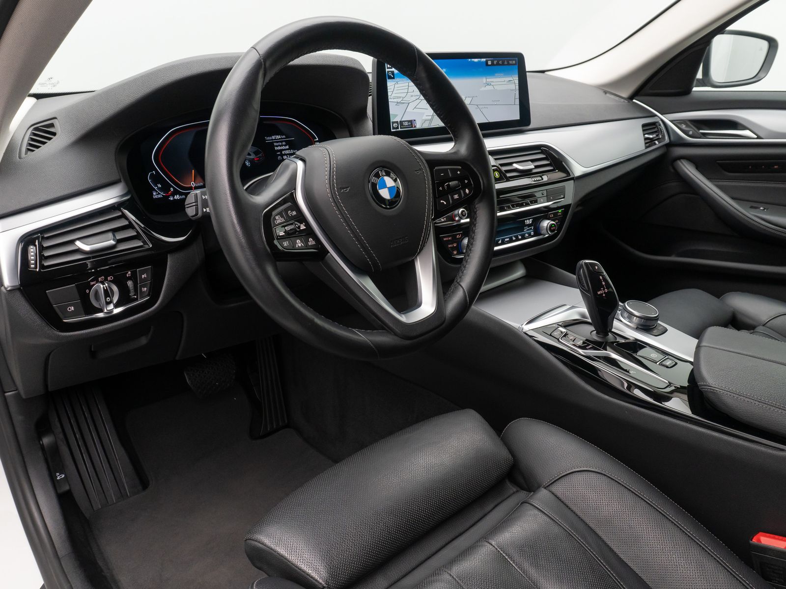 Fahrzeugabbildung BMW 520d xD Alarm DAB Kamera HiFi Belüftung Komfort