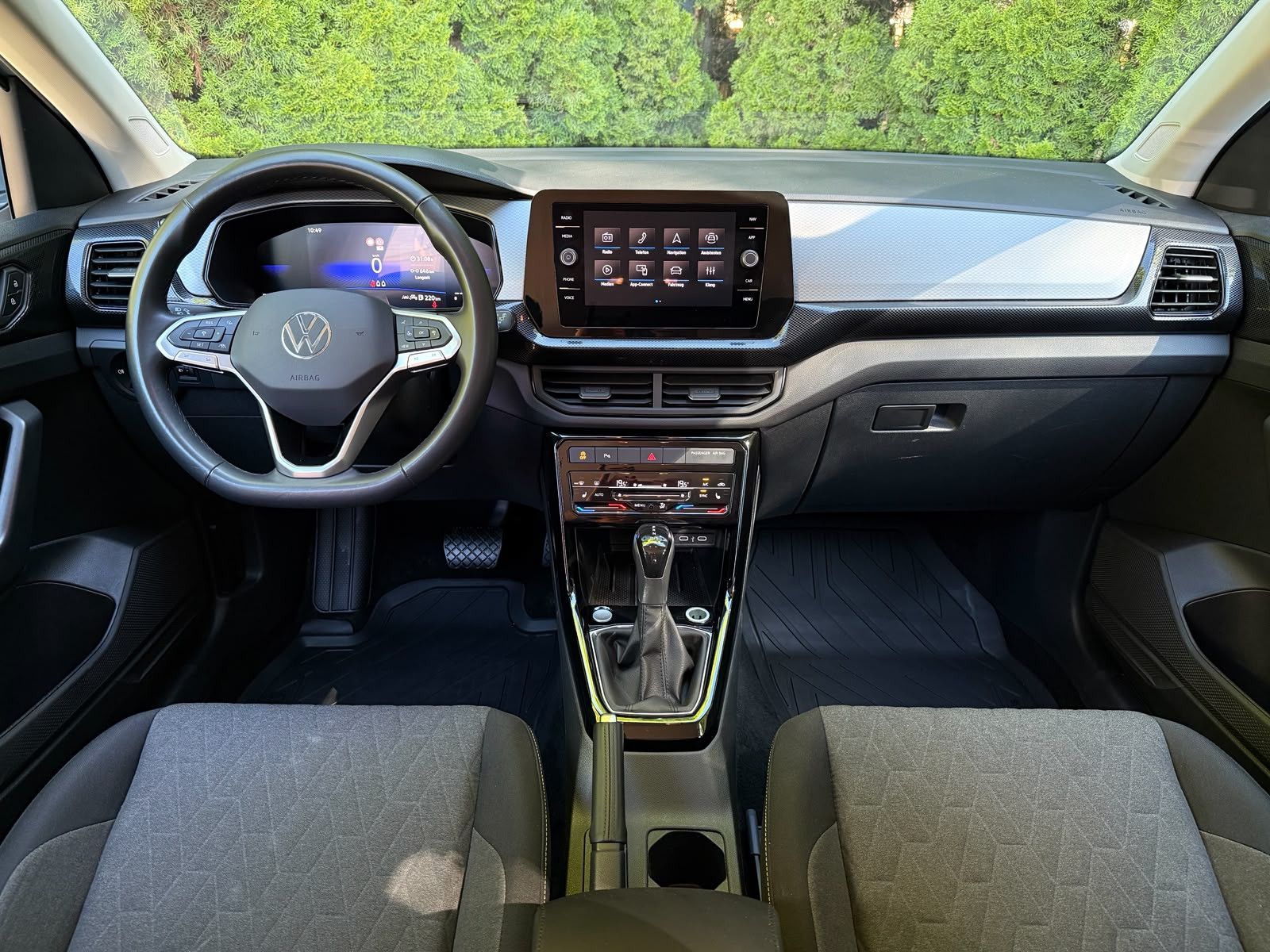 Fahrzeugabbildung Volkswagen T-Cross 1.0 TSI DSG Life LED+KAM+ACC+CARPL+SHZ+