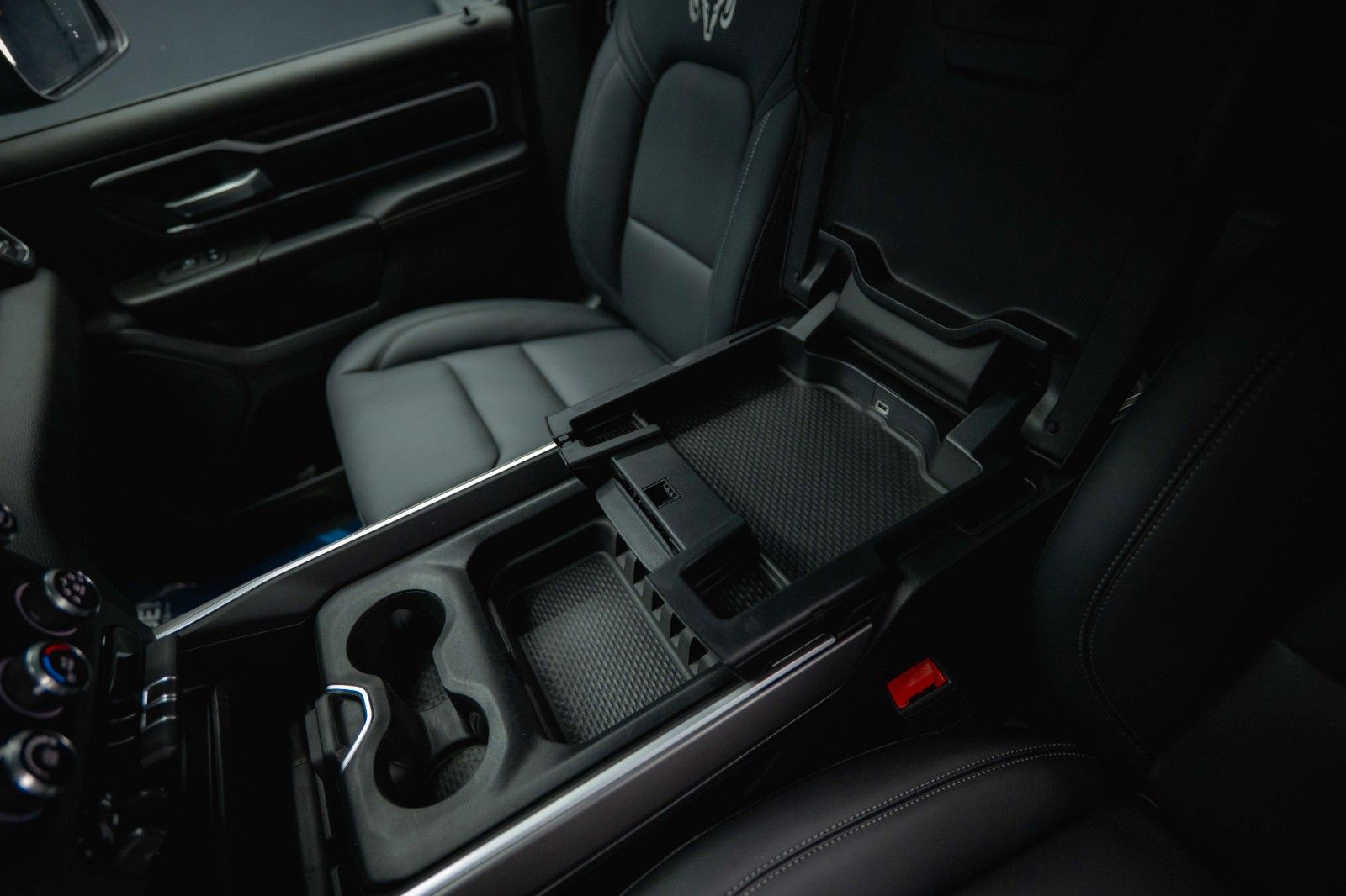 Fahrzeugabbildung Dodge RAM 5.7 V8 HEMI 4x4 OFFROAD Night-Paket *LED*19%