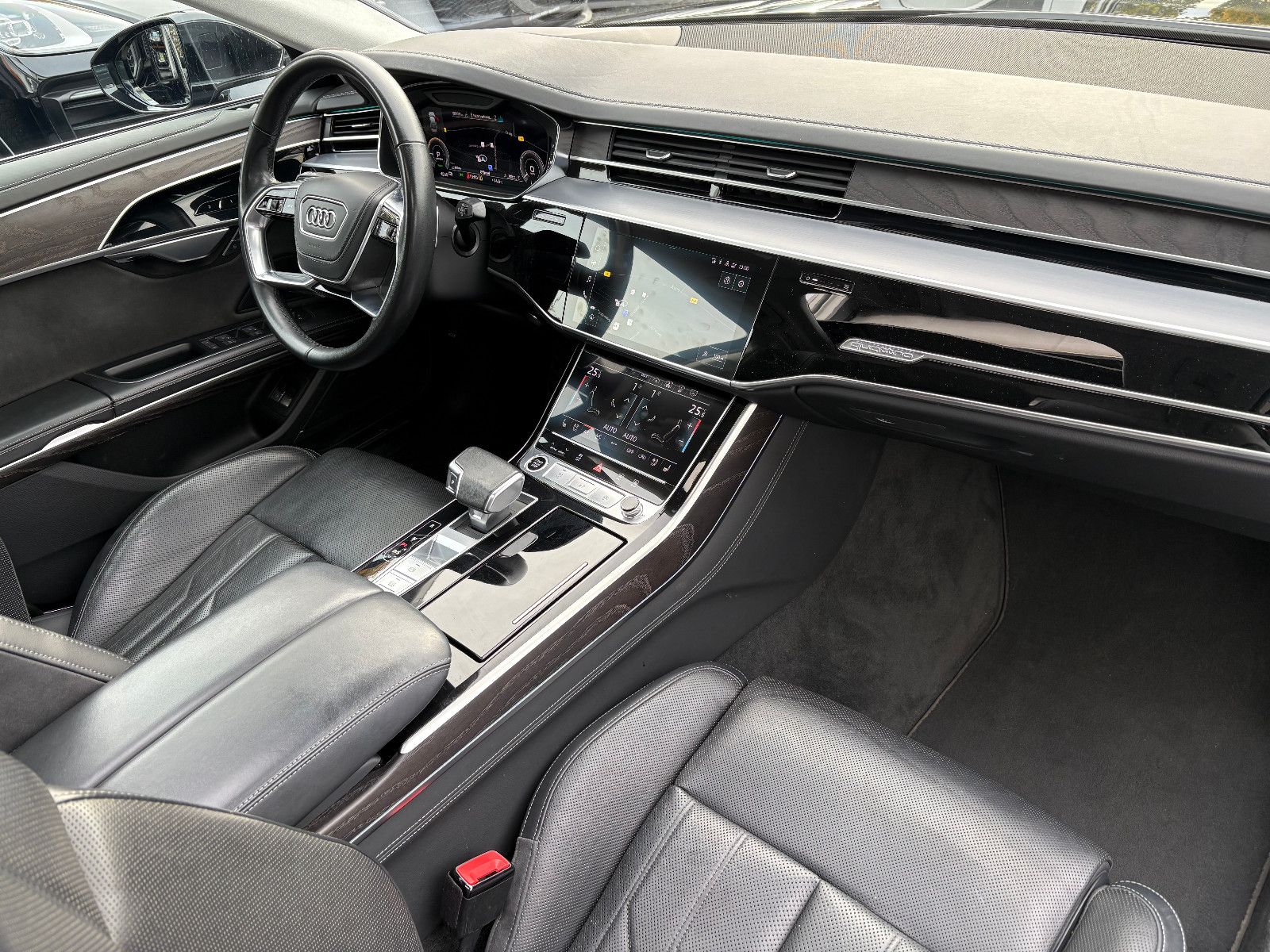 Fahrzeugabbildung Audi A8 60 TFSI e L quattro/Chauffeur-Paket/Fond-TV/