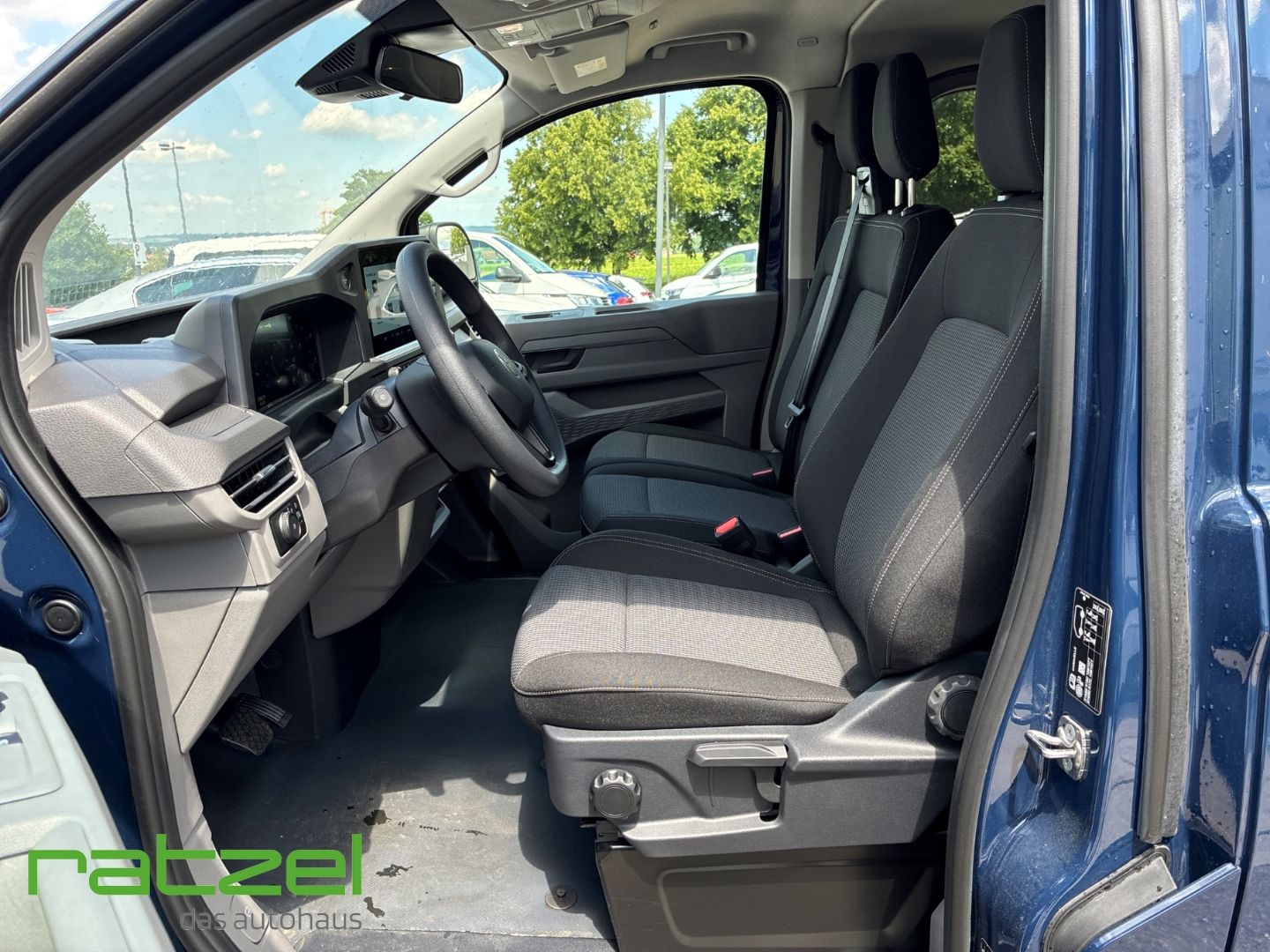 Fahrzeugabbildung Volkswagen T7 Caravelle BEV 100kW 9-Sitzer+Allwetter+ 64kWh