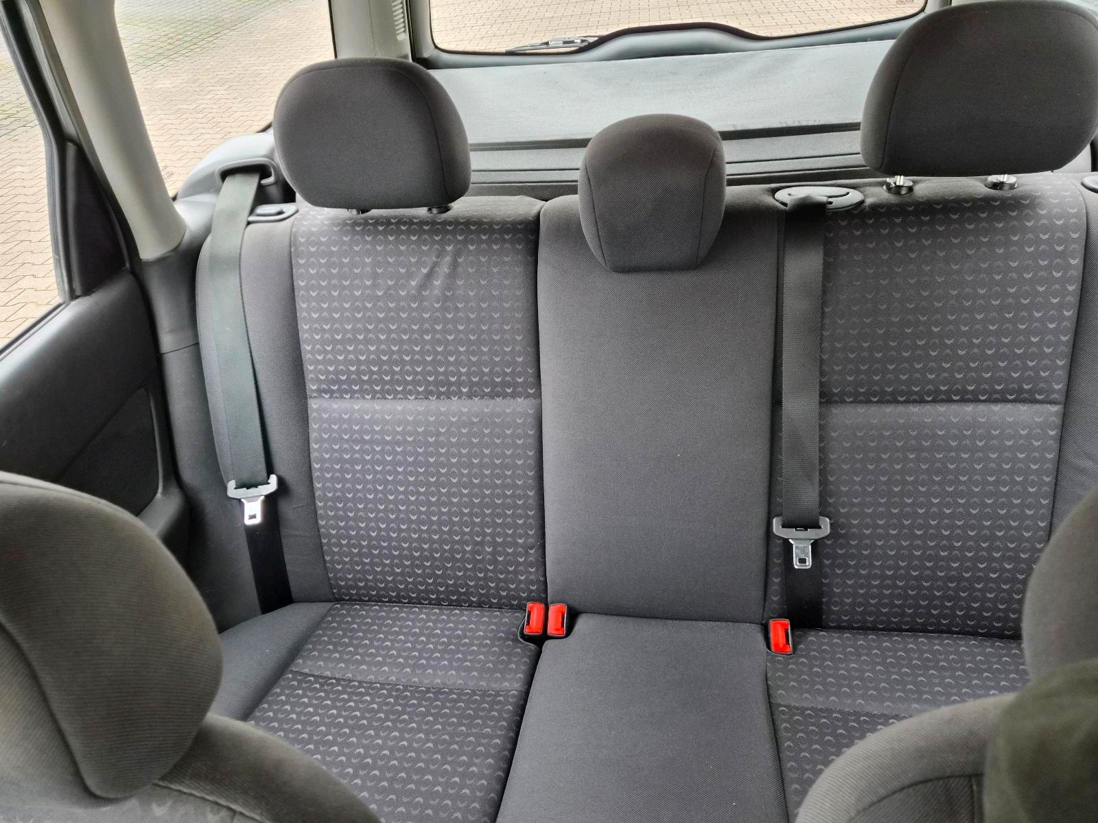 Ford Focus 2004 — photo 12